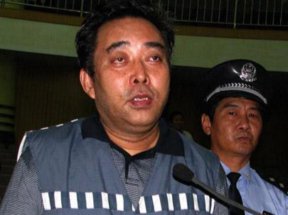 2005年巨贪刘俊卿落马,贪污4000多万,斥巨资建自己雕像