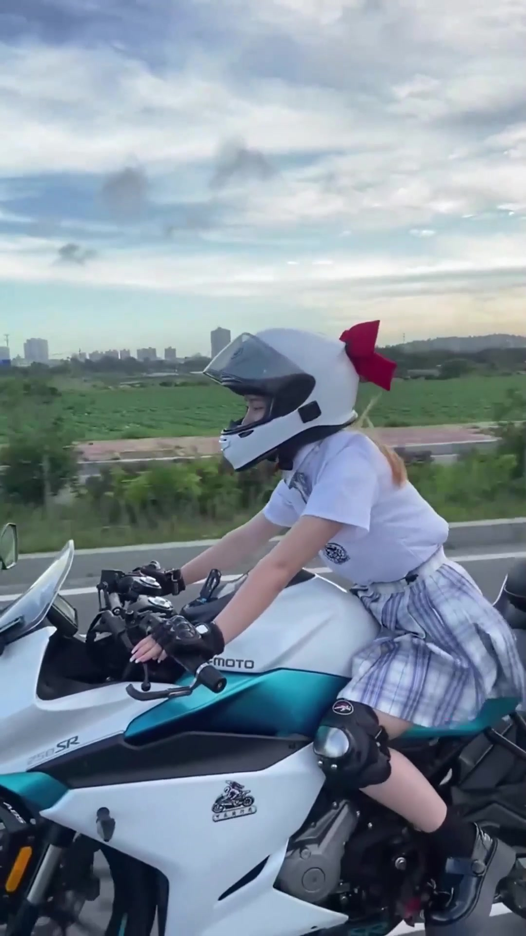 曹县几套房,才能娶得起眼前的女骑士,看到摩托车就知道了!