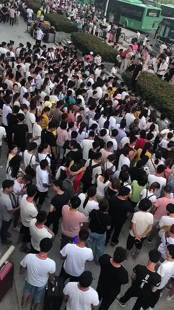 又来8000人来富士康面试真是人山人海进厂有这么好吗