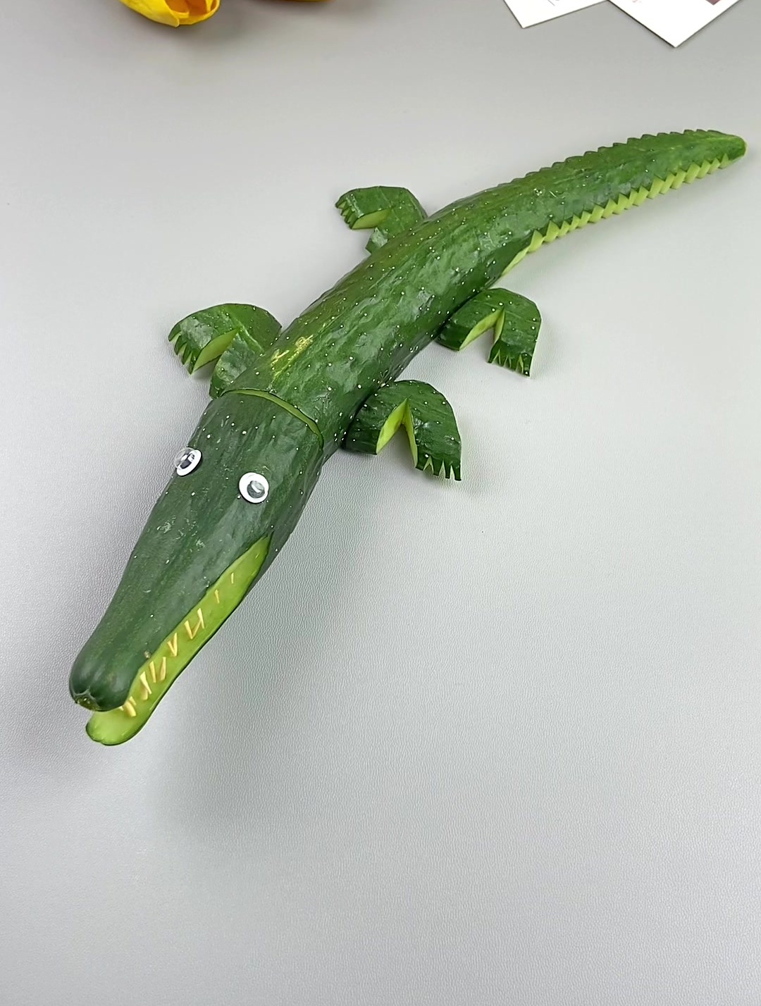 快去厨房拿爸爸做饭的黄瓜,来制作好玩的小鳄鱼