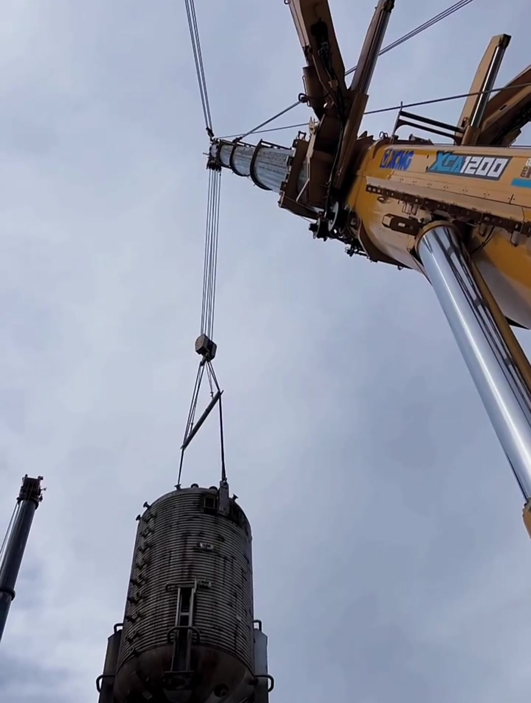 15吨吊车来起吊,吊的5吨重物,轻轻松松