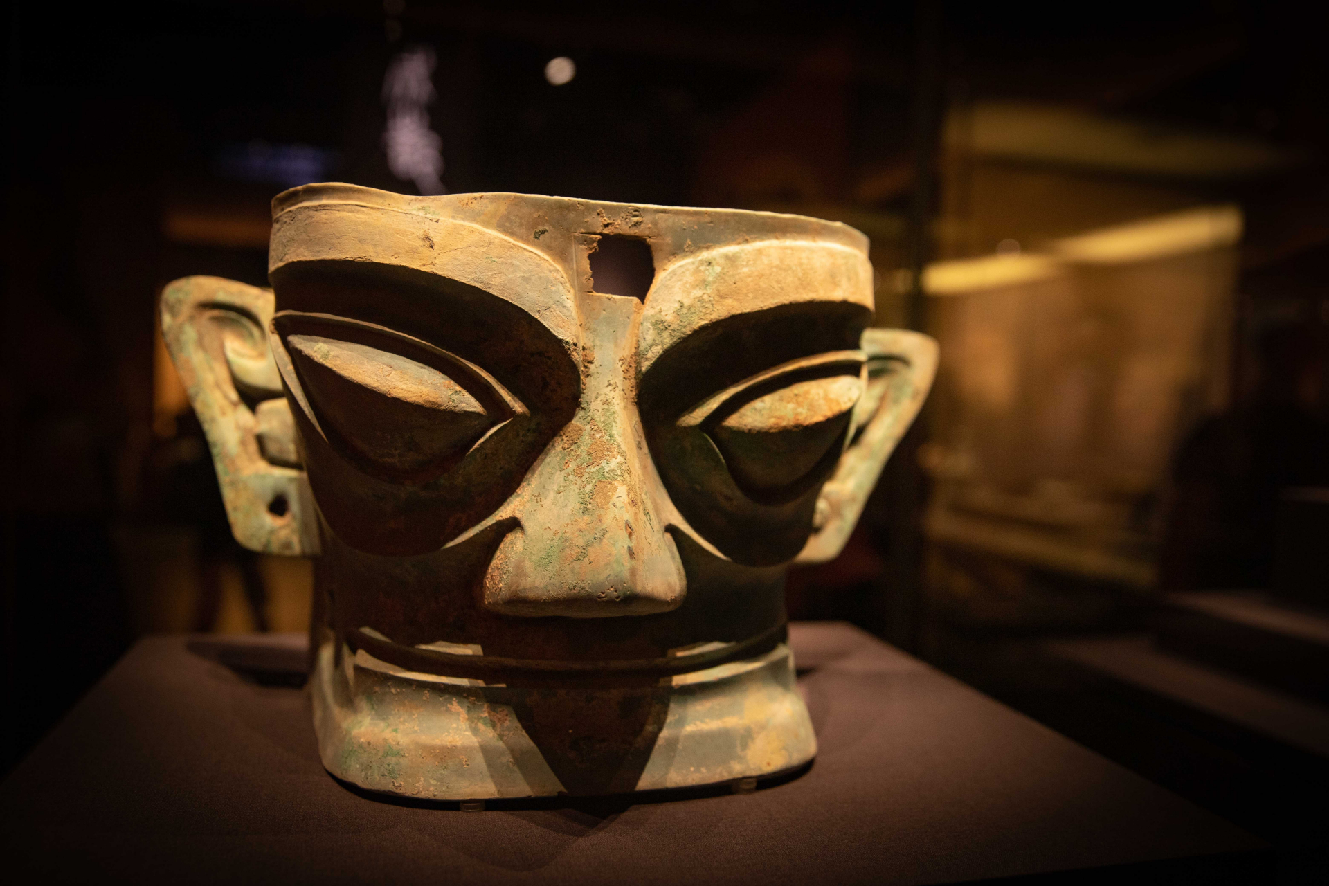 有人戏称三星堆的黄金面具,这样说的人是因为同时看过金沙遗址出土的