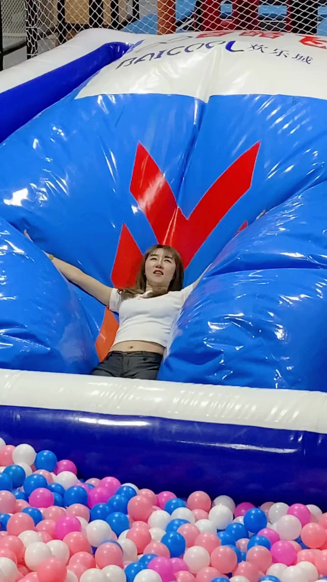 20美女小姐姐来玩蹦床接下来这一幕实在是太尴尬了