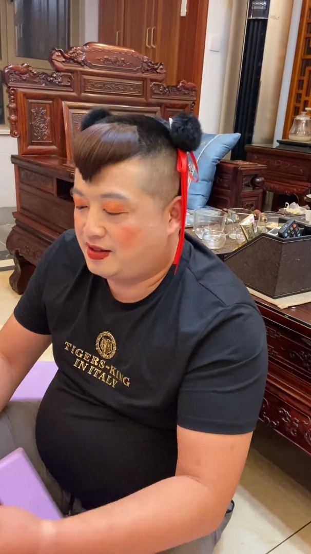 老师最后给发了张奖状,圈哥这肚子,真是难为他了-度小视