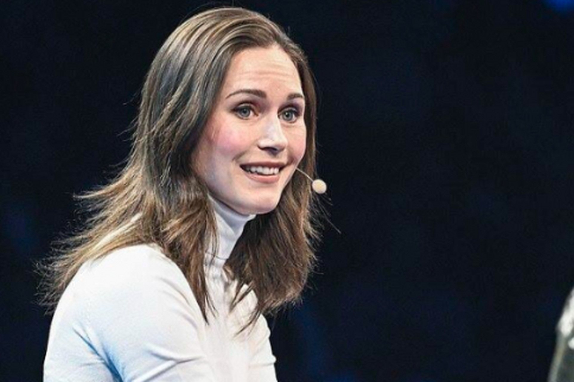 芬兰前总理桑娜·马林在独立日活动中以华美黄色晚礼服成为焦点,展现