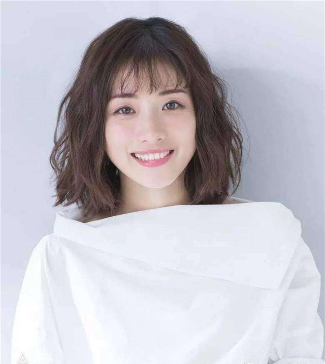 年过50的女人,留什么发型显年轻?试试这3款,优雅大气还时髦