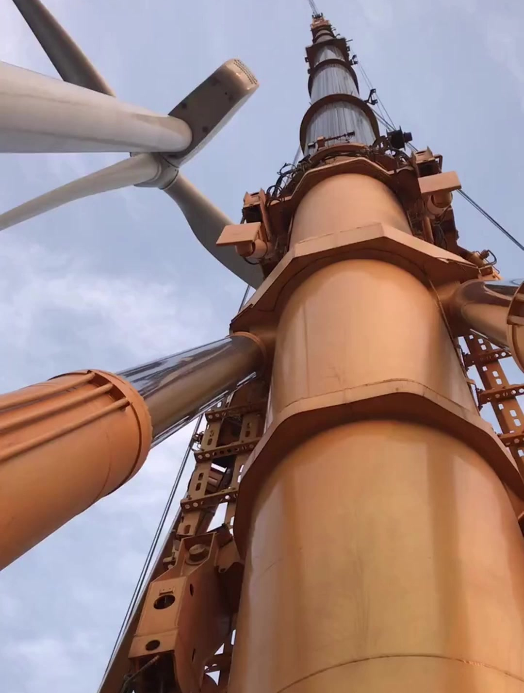 近拍1200吨吊车大臂,据说液压缸,比电线杆还粗1.5倍