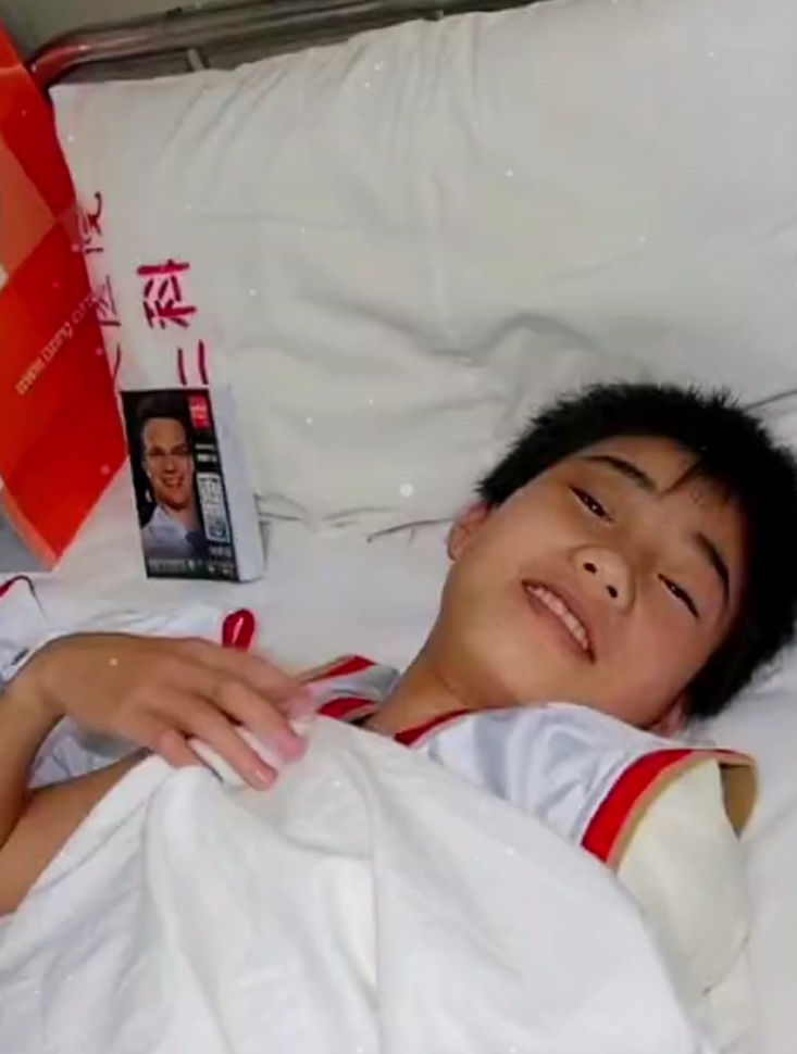 12岁少年忍着剧痛把整条胳膊拽断,给全班同学让出逃生通道-度小视