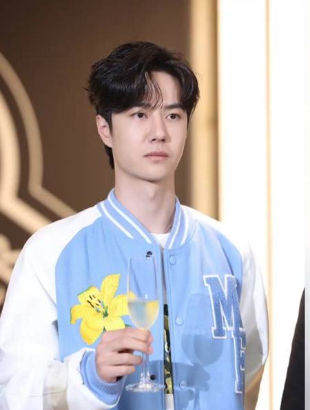 王一博穿上off-white外套独具时尚魅力-度小视