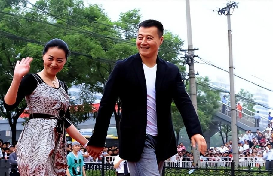 回顾他9块钱娶了老婆,住9平米的地下室7年,成名后也不弃结发妻