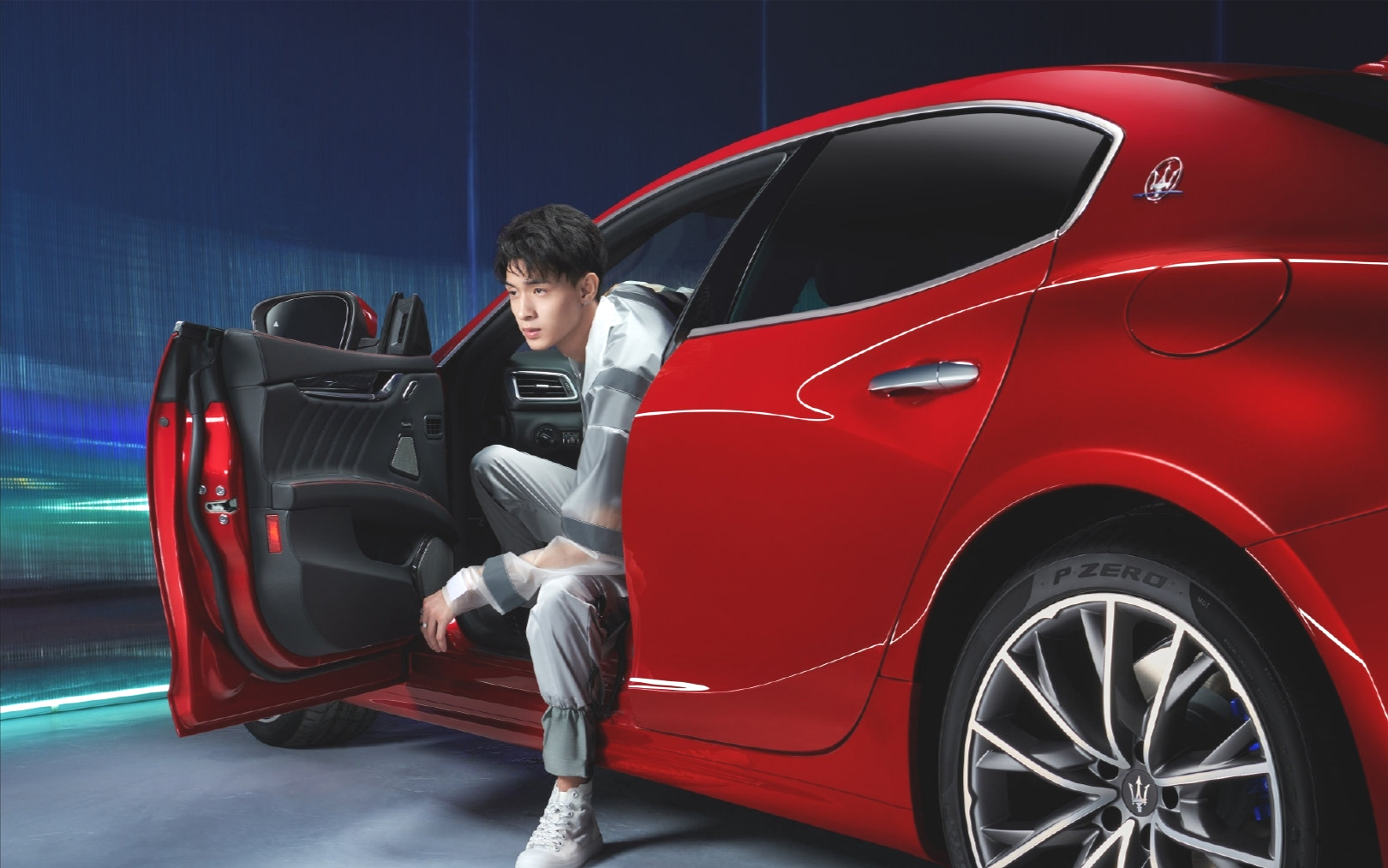 秦霄贤晒草原照片,却被他的百万豪车抢风头,不愧是德云社富二代