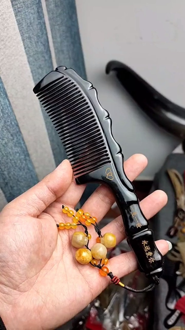 一梳百顺牛角梳是用什么做的