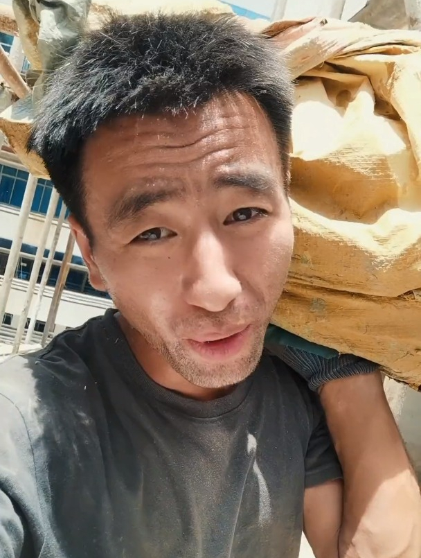 搞笑工地小哥婆娘诶只要婆娘一撒娇哦豁还是继续扛吧