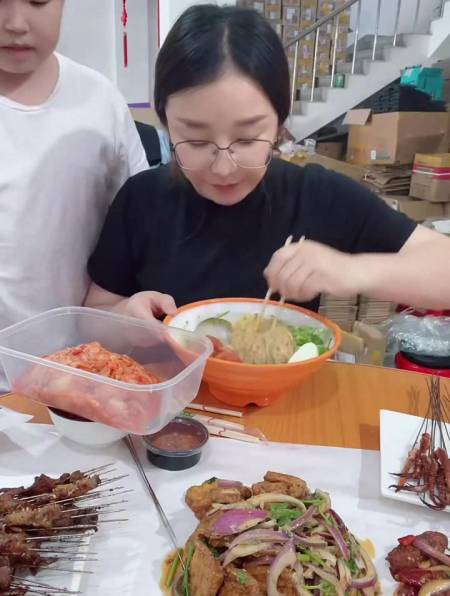 带中韩儿子回国留学烧烤冷面整起来这样小日子比韩国滋润多了