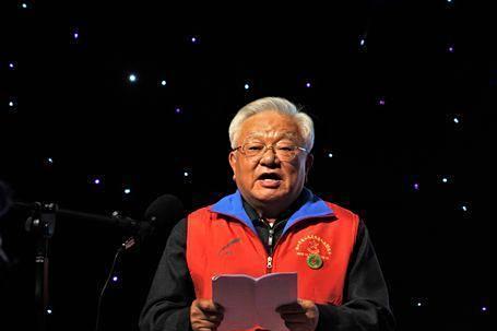 回顾军长吴铨叙路遇地痞混混骚扰混混想动手吴铨叙那就来吧