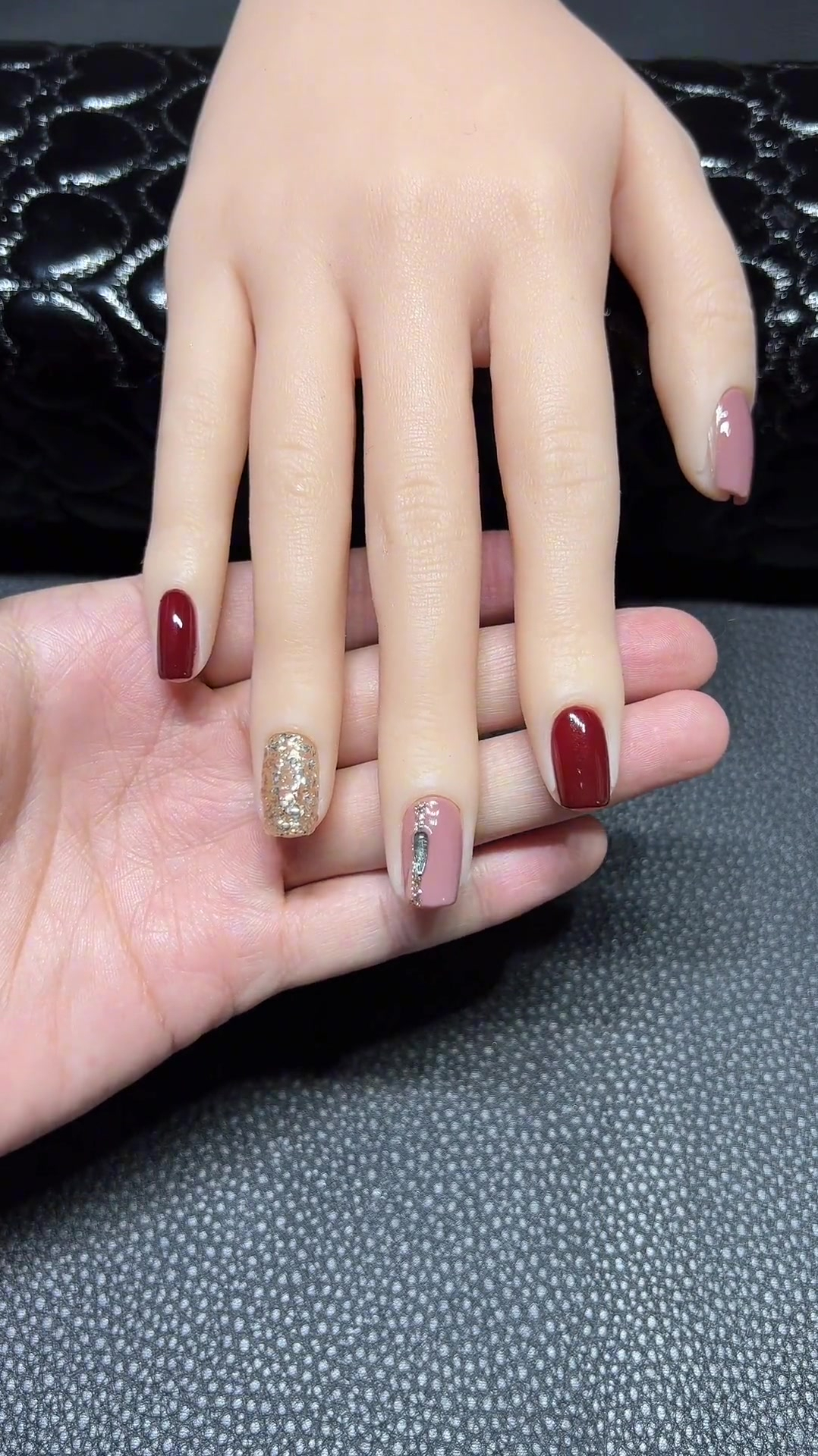 红黑撞色美甲很热门