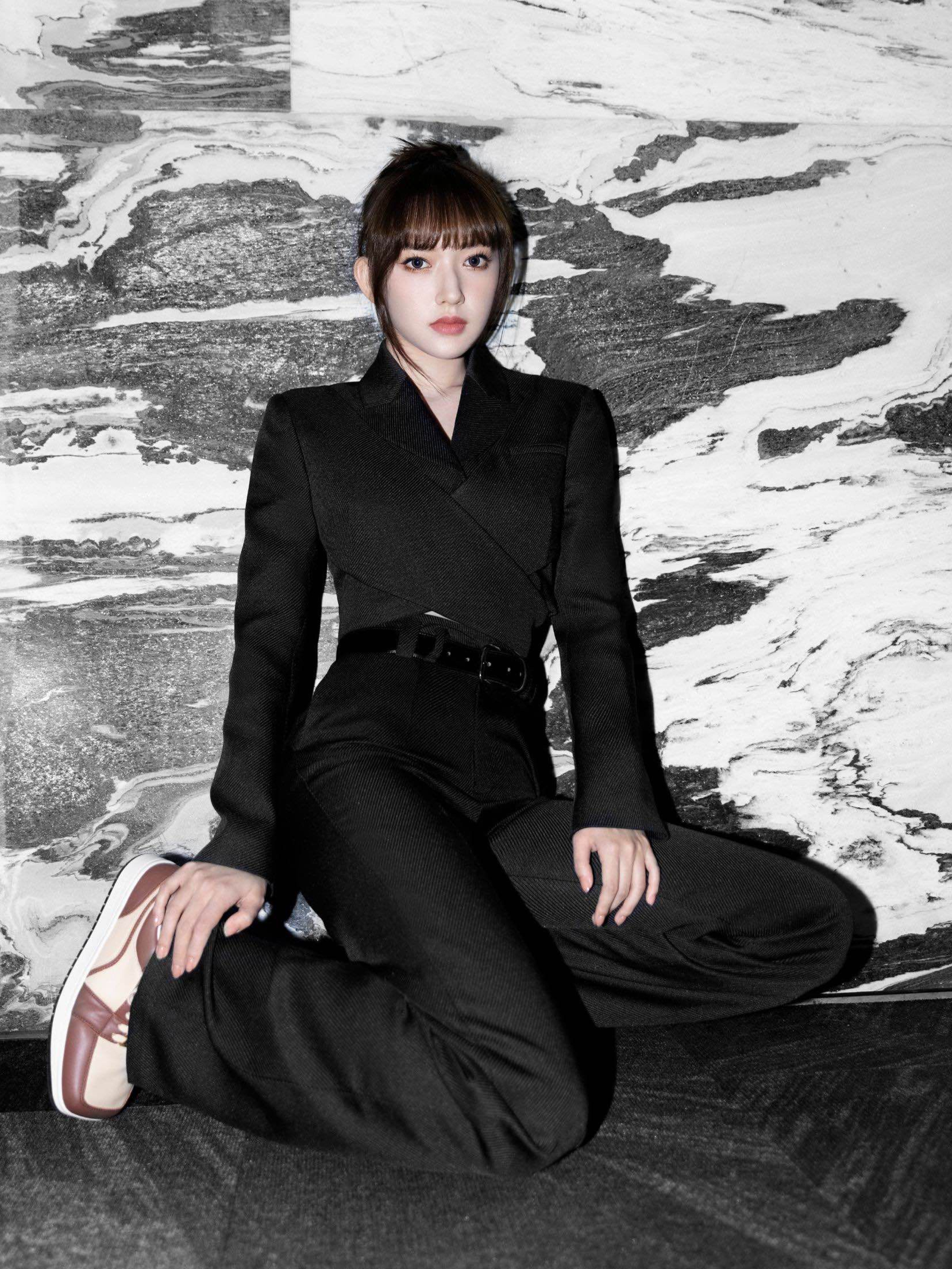 女人不管你高矮胖瘦,穿西装建议别配高跟鞋,程潇的穿法更新潮