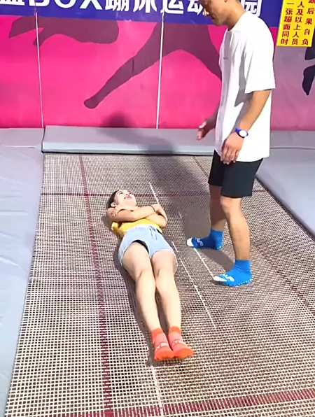 美女穿裙子玩网红蹦床漏下去的那一刻我都不好意思看