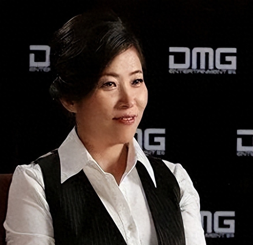 回顾吴冰:她爆红时退役,卷走国内44亿逃亡美国,如今怎样了?