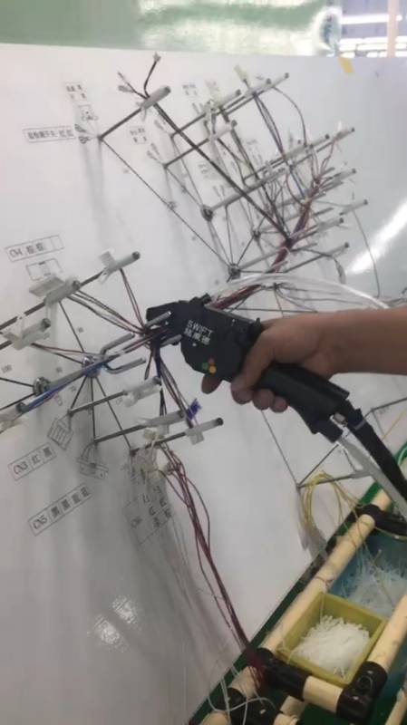 施威德手持式自动扎带枪扎工装板线束