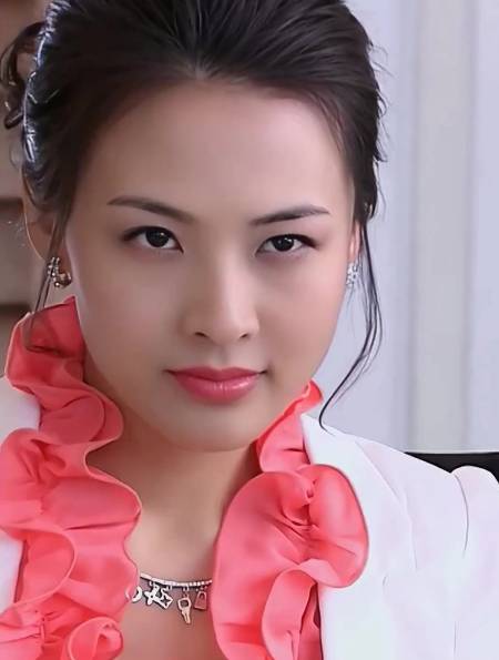 郑罗茜复古华服照流出,气质美女显高贵优雅,你喜欢她吗-度小视