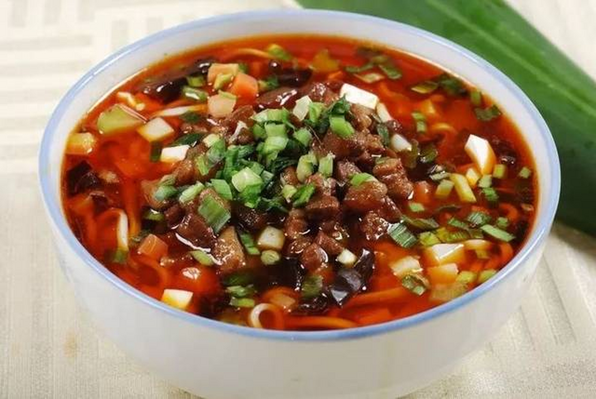 河南臊子面:臊子面是一道有着浓厚酱汁和香气的面食,通常搭配一些辣椒