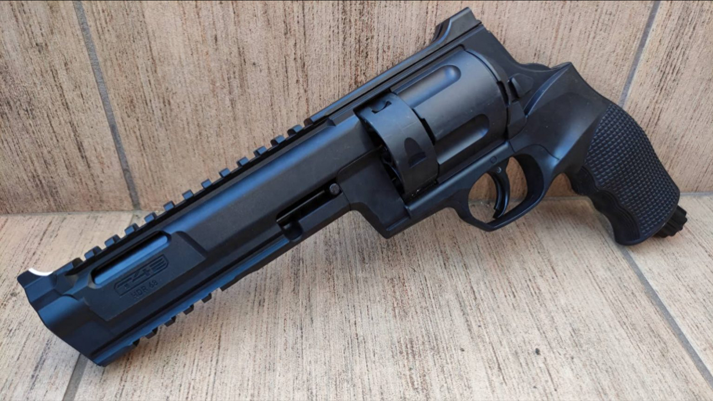 68口径低伤害左轮手枪,它支持发射各种形式的.