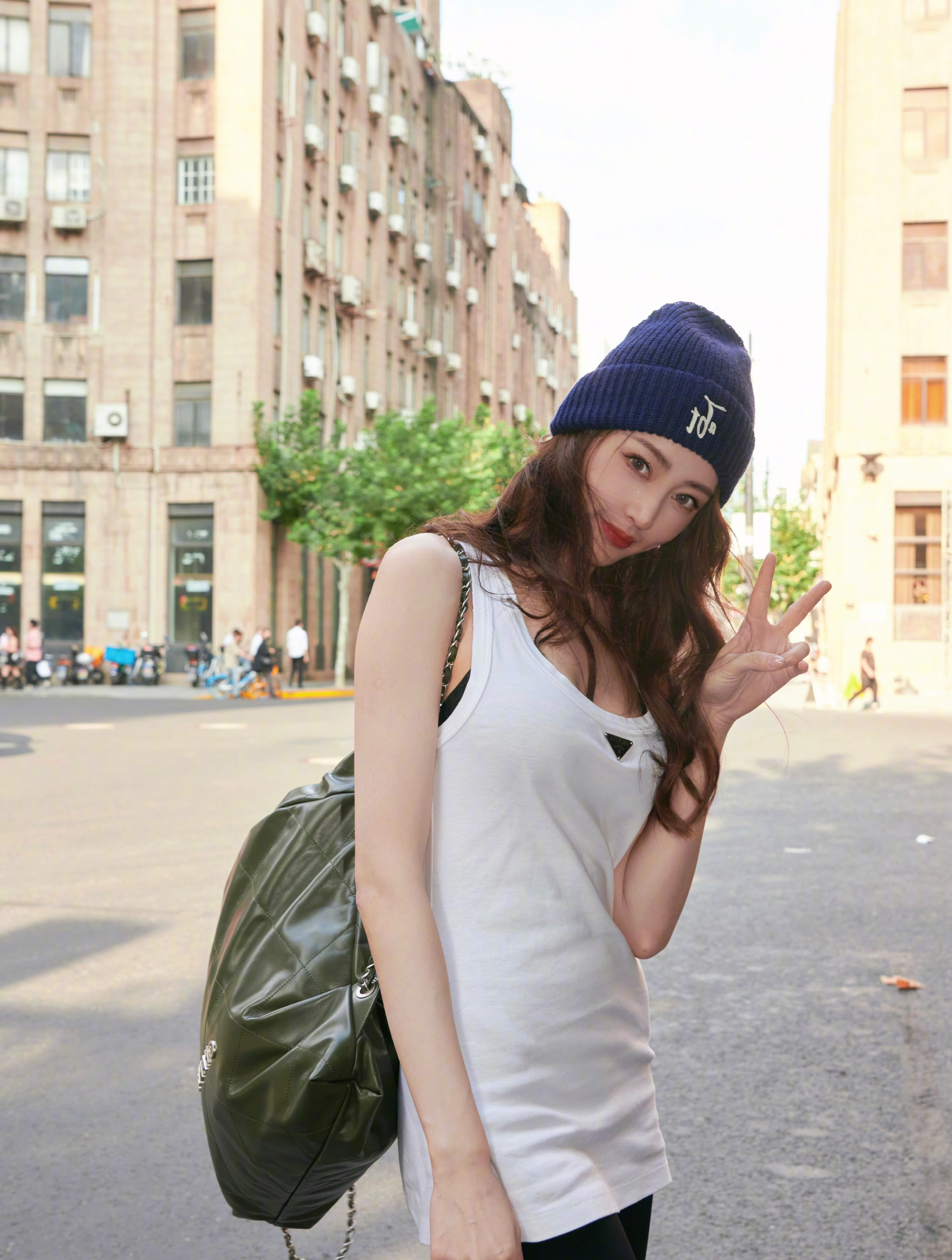 张天爱北京街头靓妹打扮:真是美丽"动人",北京现在穿半袖很冷-度小视