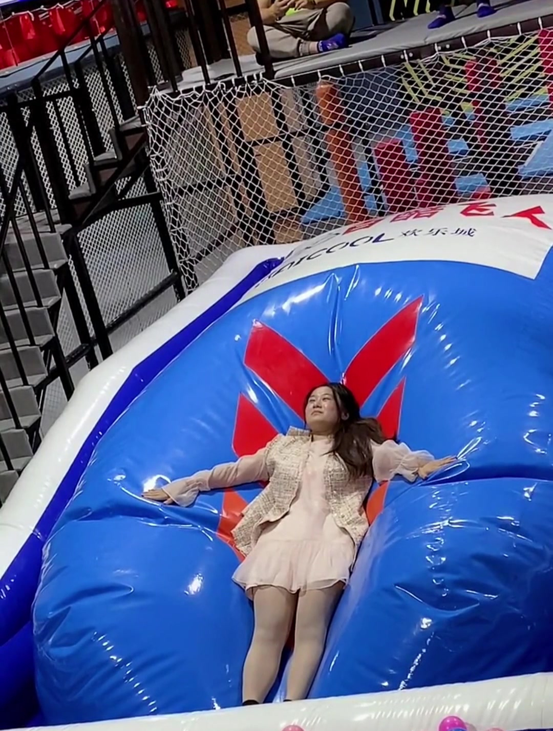 美女穿裙子玩蹦床,弹起来的那一刻,就不觉得尴尬吗?