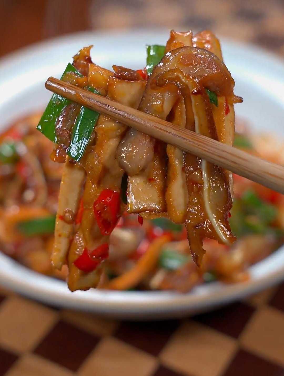 湖南的经典下饭菜,猪耳朵炒香干香辣下饭