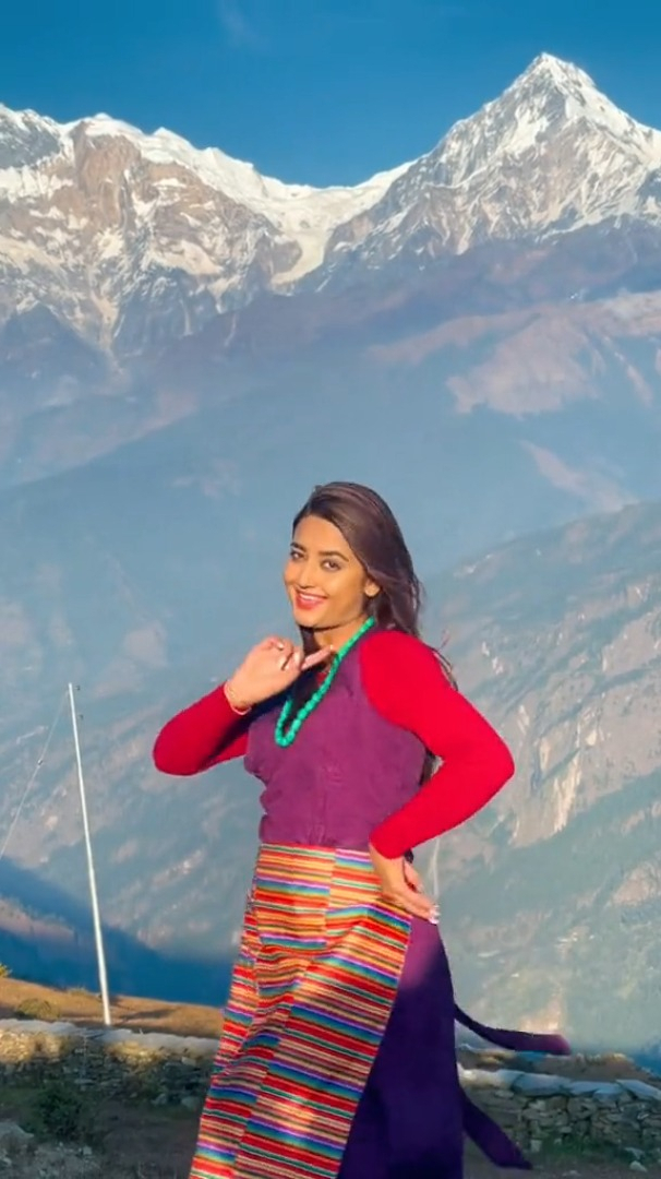 尼泊尔美女,藏装绝了