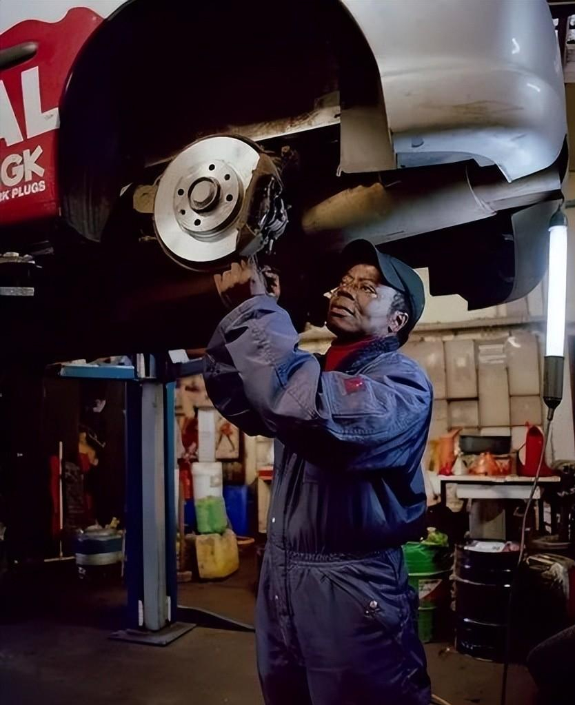 回顾非洲打工皇帝白天修车晚上批奏折凭一己之力养活整个国家