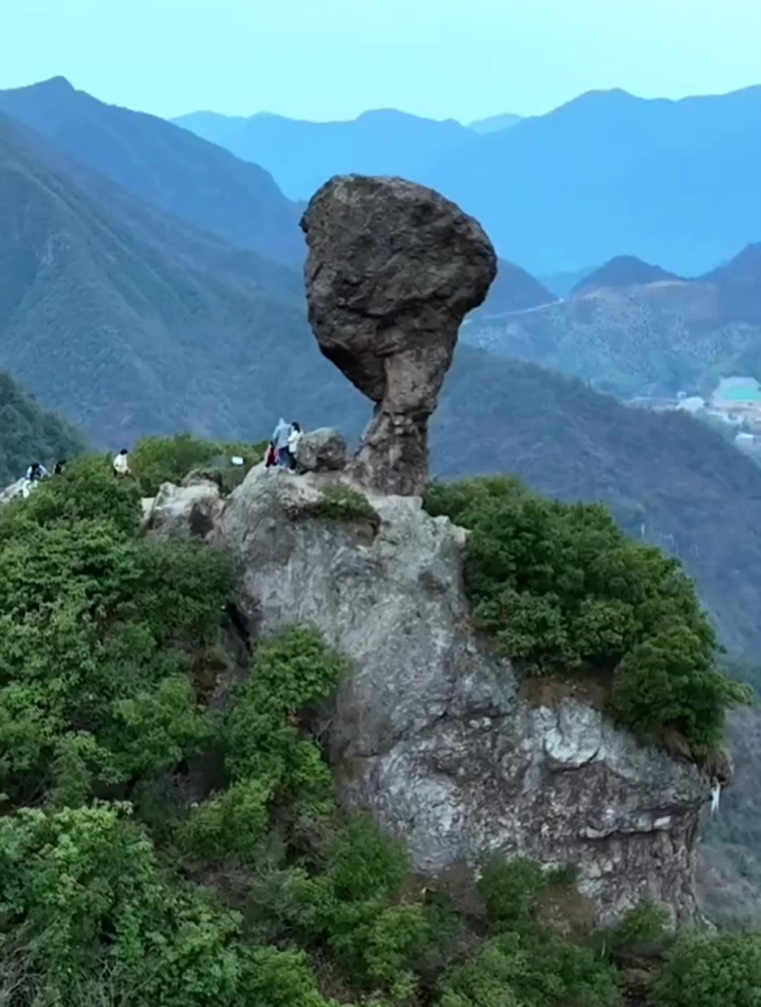 一山顶上惊现神奇景观,不到一米的石柱居然顶着高达数百吨的巨石