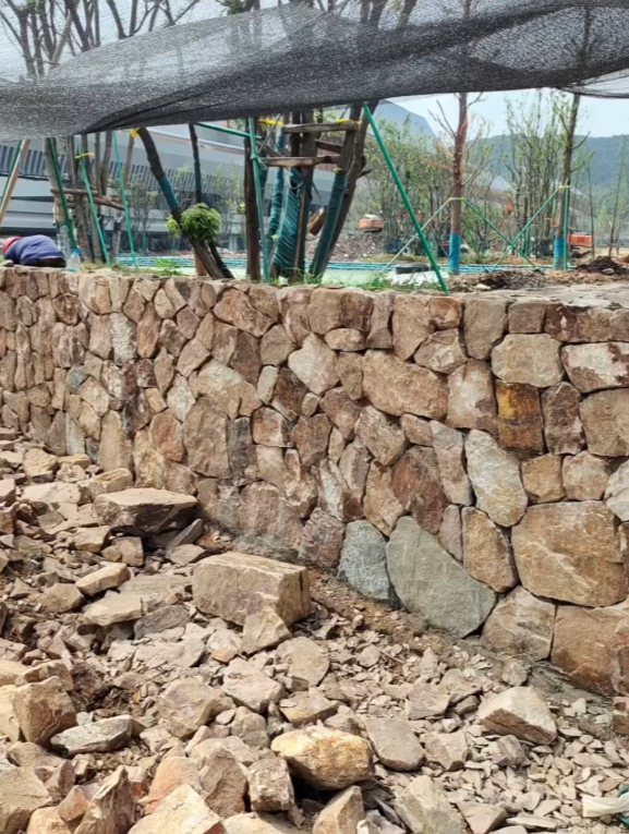 黄石景墙施工中,错落又整齐,真是治愈了我的强迫症啊!