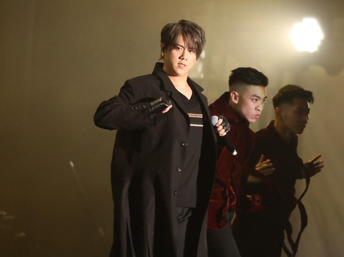 喜提微博热搜:香港顶流姜涛,当地娱媒关注内地网友评论