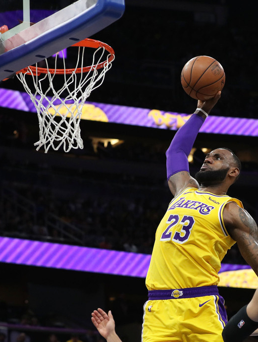 詹姆斯魅力太强了!旁边的小女孩反应很真实-度小视