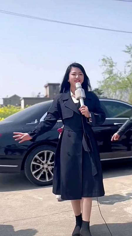 美女罗姣直播演唱《敢问路在何方》欢迎观看