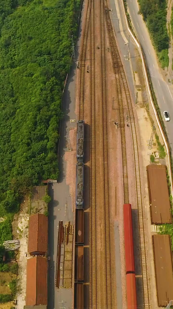 陇海线上经过石家庄的火车与自然的融合真是鬼斧神工