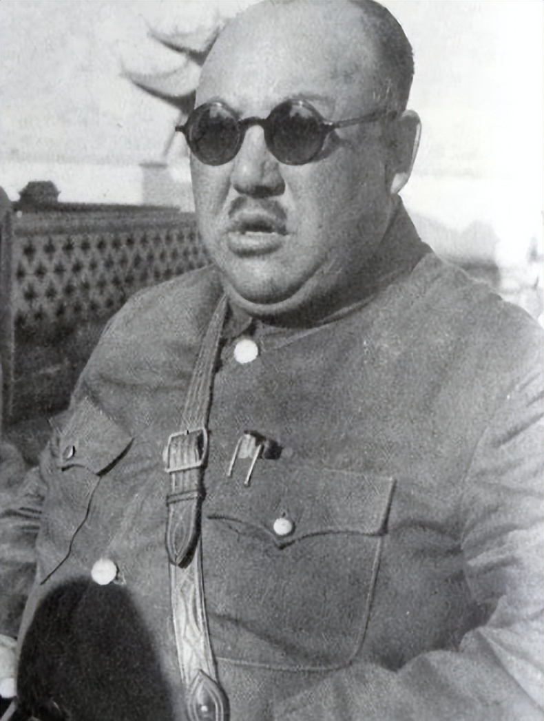 "宁夏王"马鸿逵:用飞机拉7.5吨黄金外逃美国,晚年却很想回家