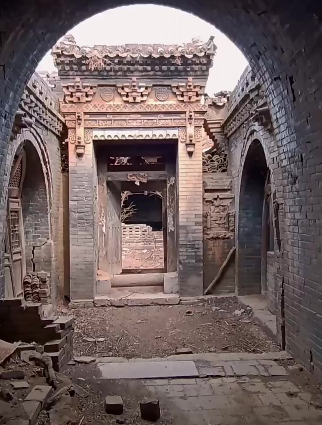 曾经也是门庭若市的清代古宅,如今荒废成这样,太可惜了