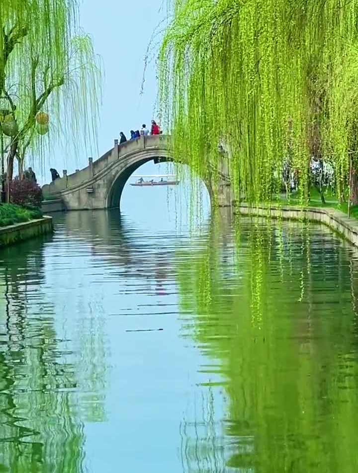 草长莺飞二月天,拂堤杨柳醉春烟.江南忆