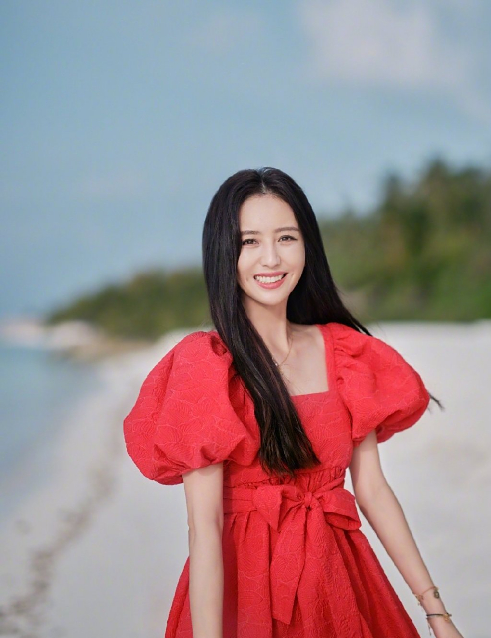 陈思诚晒照祝佟丽娅生日快乐了#  8月8日是佟丽娅的生日,她的前夫