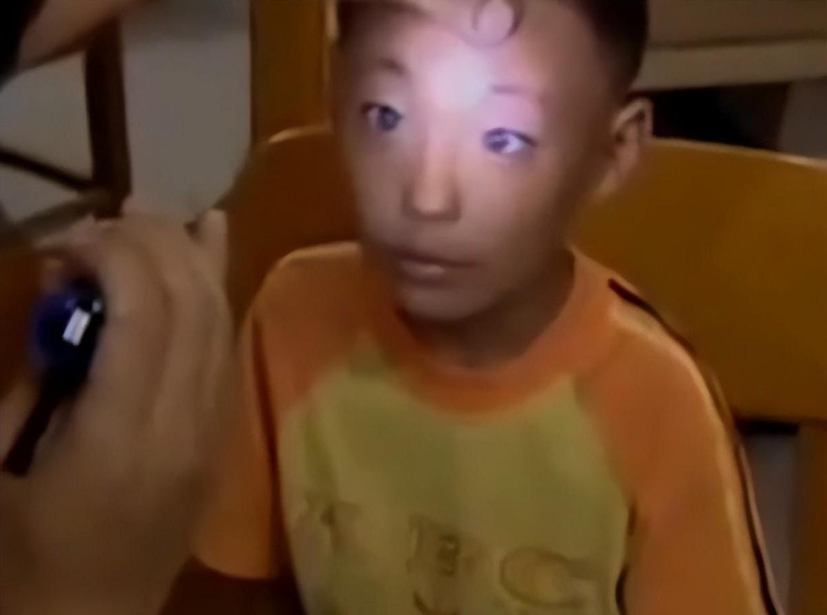 回顾一男童天生拥有蓝眼夜晚看东西如白天检查结果让全家沉默