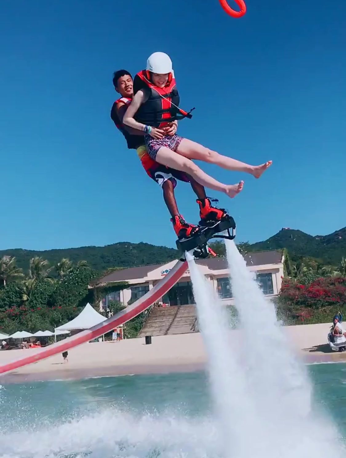 美女挑战水上飞人,教练最后抱着美女,突然就不正经了!-度小视