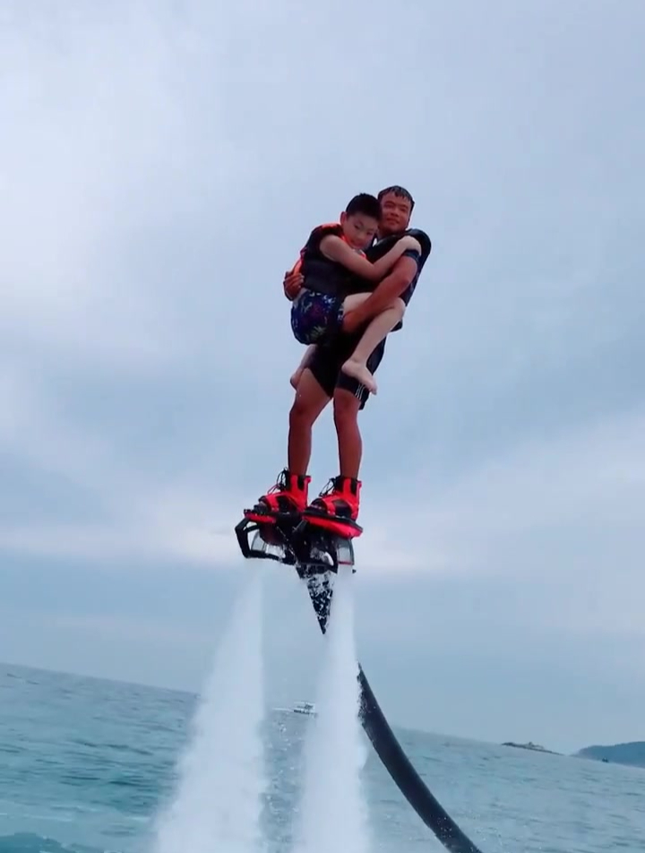 三亚水上飞人,小哥哥抱着孩子就走,也不问愿不愿意!-度小视