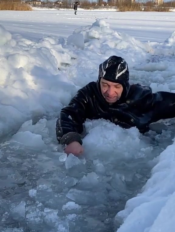 真抗冻,零下38度,俄罗斯人冬泳玩带冰碴的水-度小视