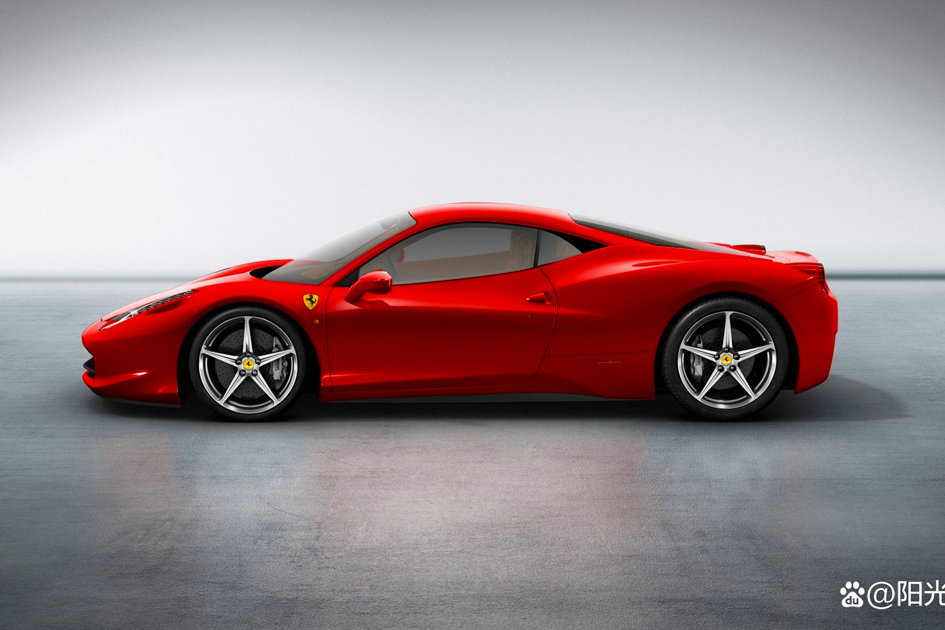 法拉利458italia是经典跑车之一,拥有强大的v8发动机和轻量化的车身