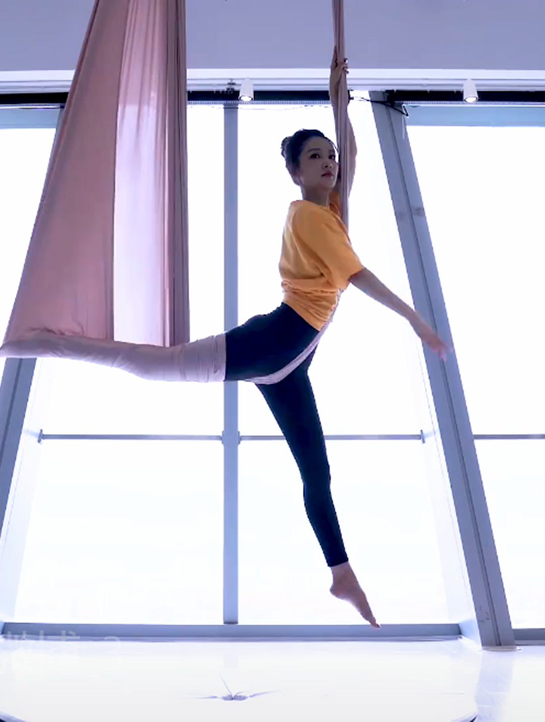 1李沁穿紧身裤练瑜伽,蜂腰翘臀实在撩人,最后一张姿势太大胆了-度小视