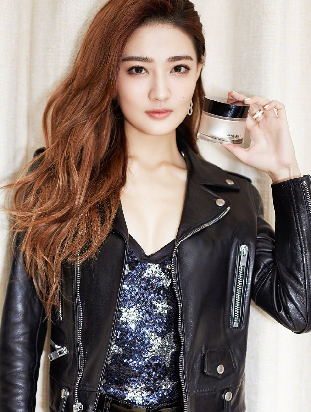 "背景强大"徐璐:20岁身家上亿并获中尉军衔却被质疑数字小姐2-度小视