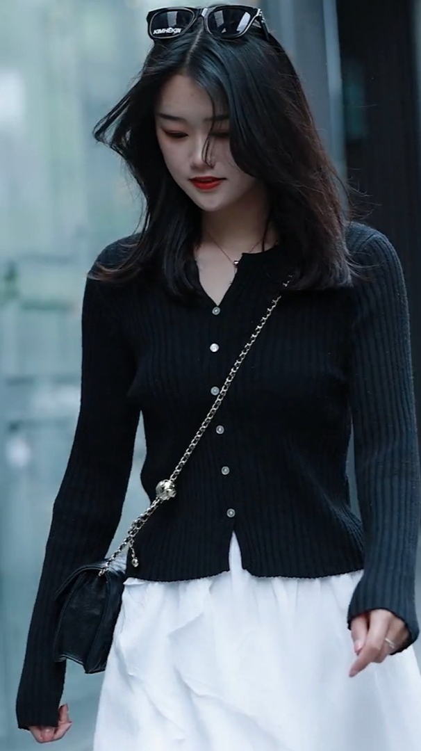 时尚美女街拍:成都太古里街拍:西服穿搭的玉总,舒服而潇洒!